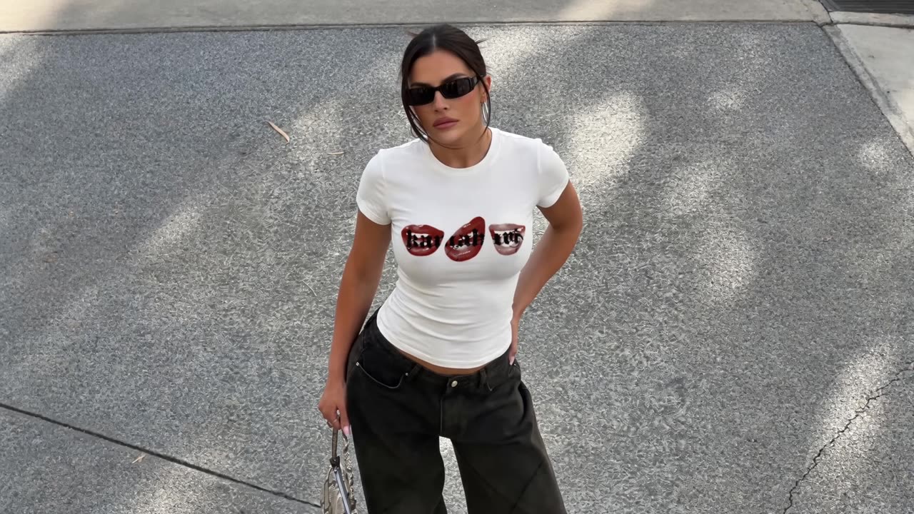 'Kissy' Kari Tee, on model